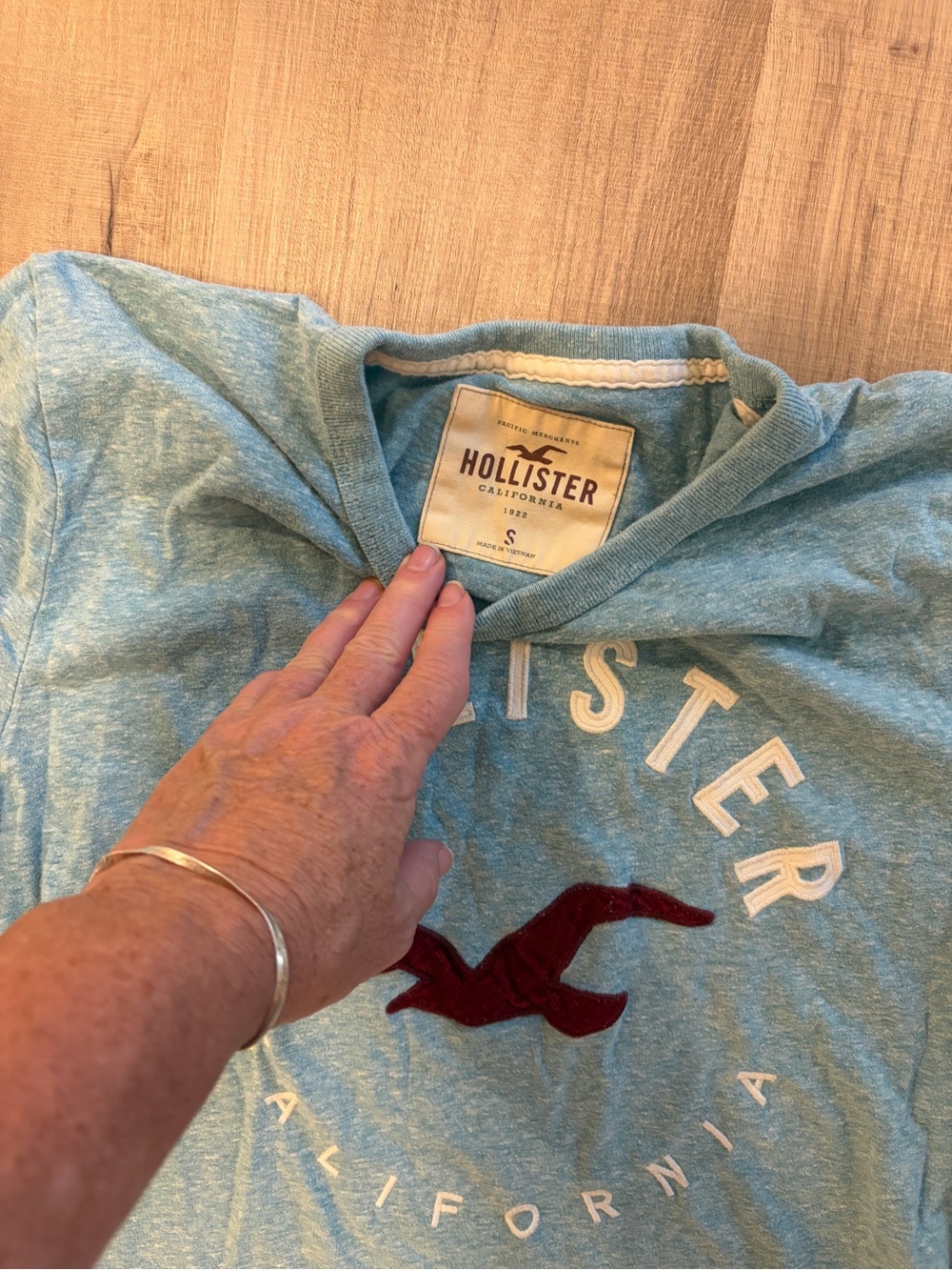 Hollister Light Blue Tee with Maroon Logo - Picture 2 of 2